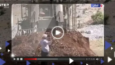 بالفيديو|| مشهد بطولي يخطف الأنظار.. لبناني يتصدى لجرافة إسرائيلية بجسده