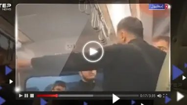 بسبب زيه الإسلامي.. شاب يعتدي على آخر في مترو إسطنبول (فيديو)
