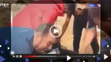 مشهد مؤثر لأب ليبي فقد طفله في درنة جراء العاصفة دانيال