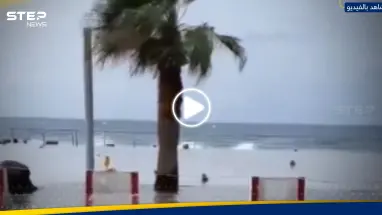 شاهد|| بسبب الرياح "العاتية".. أمواج البحر تجتاح بعض شوارع مدينة جدة السعودية