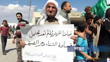 تحت شعار "الثورة جمعتنا ورايتها وحدتنا"، خرجت مظاهرة في معبر باب السلامة الحدودي مع تركيا