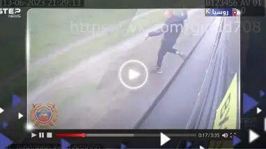 مشهد مؤلم يوثق لحظة قفز شاب من حافلة أثناء سيرها بسرعة (فيديو)