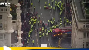 شاهد|| بحادثة "صادمة".. سيارة تقتحم حشداً خلال موكب النصر في ليفربول: أحدث الأخبار