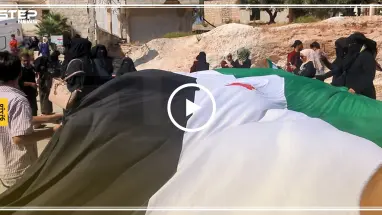طلاب جامعة إدلب الحرة يخرجون مظاهرة تنديداً بالقصف الهمجي على المنطقة