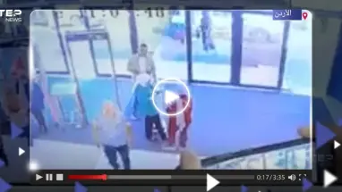 شاهد ماذا فعل شاب أردني بخطيبته السابقة في أحد المولات التجارية بمدينة إربد