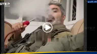 شاهد|| جنود إسرائيليون يدخنون "الشيشة" وهم يسخرون من فلسطينيين مكبلين