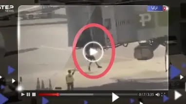بالفيديو|| مسافران تعلقا بطائرة يسببان ضجة داخل مطارٍ تركي.. وهذا ما فعله الأمن معهما