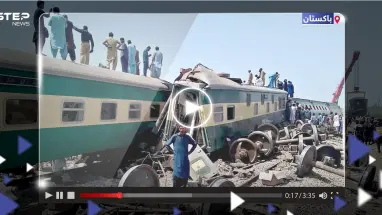 بالفيديو|| مقتل 15 شخصاً على الأقل بعد انحراف قطار عن مساره في باكستان