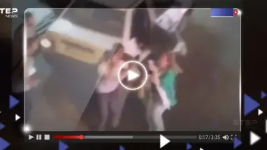 بالفيديو|| رجل غاضب يعتدي على امرأة إيرانية بسبب "الحجاب" ويخرجها عنوة من السيارة