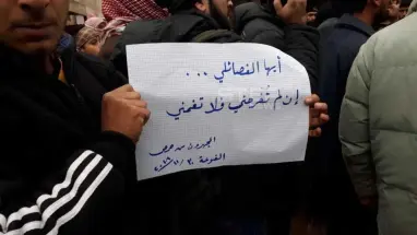 المهجرون في " الفوعة " يتظاهرون بوجه تحرير الشام، بعد إبلاغات إخلاء المنازل لـ صالح عناصرها!!