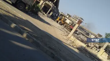 ميليشيا قسد تبدأ بإزالة الأنقاض والركام عن المباني الحكومية بمدينة الرقة