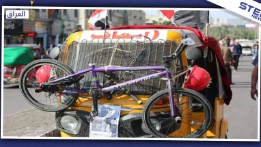 شاهد التوكتوك يتحول لسيارة اسعاف ومتظاهرين يرتدون خوذًا وأخر يتنكر بزي جميل في مظاهرات العراق