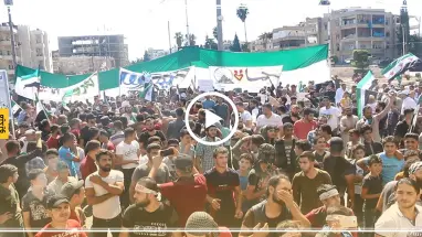 مظاهرات حاشدة في إدلب ضد اللجنة الدستورية والنظام السوري (فيديو)