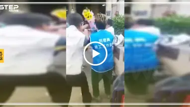 بالفيديو|| طعنه في صدره بعد إعطاءه باقة ورد.. إصابة نائب بالحكومة من قبل أحد الشبان