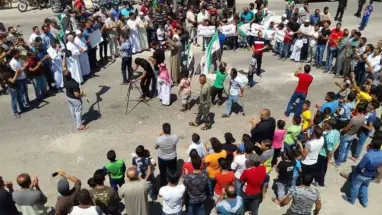 أهالي درعا ينتفضون مجددًا بوجه الأسد، ومجهولون يُهاجمون مسيرة مؤيّدة!!