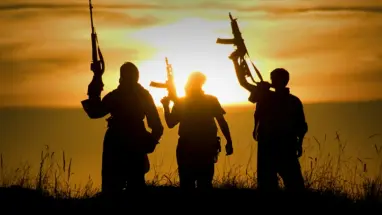 داعش يستنزف قسد بمعارك ديرالزور ويخسر قياديًّا بصفوفه