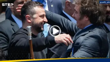 شاهد|| رئيس الأرجنتين الجديد يقدم لزيلينسكي "هدية خاصة".. ورؤوس الكلاب الخمسة على عصاه تثير الجدل