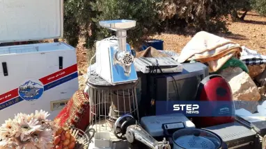 شاهد بالصور || "الفقر" يدفع نازحي إدلب لبيع أغراضهم المنزلية على الحدود السورية التركية !
