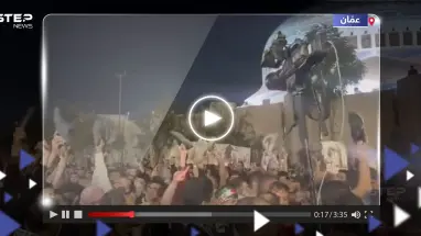 بالفيديو|| أردنيون يحاولون اقتحام سفارة إسرائيل بعمان ويرفعون الأحذية بوجه بايدن