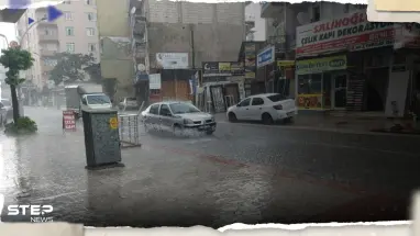شاهد|| الأمطار تغرق مدينة تركية وتتسبب بانهيارات كبيرة.. وسكان يلجؤون للزوارق للتنقل