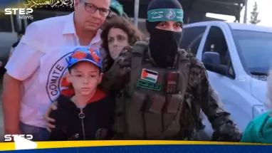 كتائب القسام تُعلم طفلاً إسرائيليا "التسبيح" وأدعية دينية في غزة (فيديو)