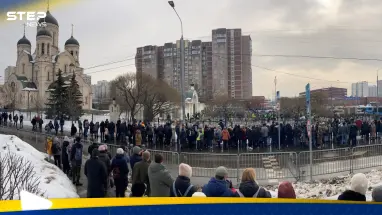 رغم تحذيرات الكرملين.. الآلاف يشيعون المعارض الروسي إليكسي نافالني ويرددون هتافاً (فيديو)