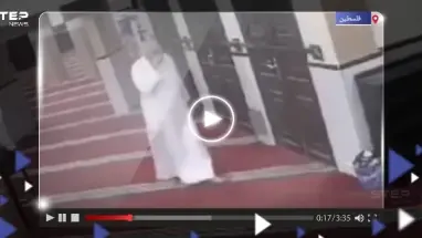 لحظة وفاة مؤذن فلسطيني وهو جالس على كرسي يتلو القرآن (فيديو)