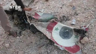 شاهد حطام طائرة نظام الأسد التي أُسقطت من قبل فصائل المعارضة جنوبي إدلب