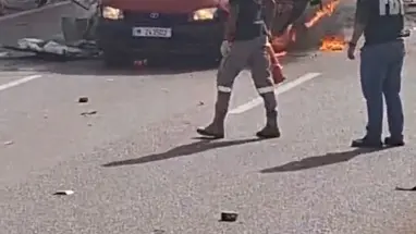 صورة الدخان المتصاعد من السيارة المستهدفة على أوتوستراد الجية الساحلي