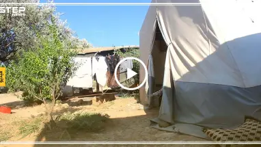 في خيمة صغيرة تعيش ختمة الموسى مع بناتها وفطيم التي تعاني من مرض متلازم داون