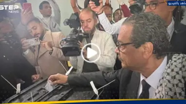 مرتدياً "الكوفية الفلسطينية".. مرشح رئاسي مصري يدلي بصوته ويوجه رسالة للمصريين (فيديو)