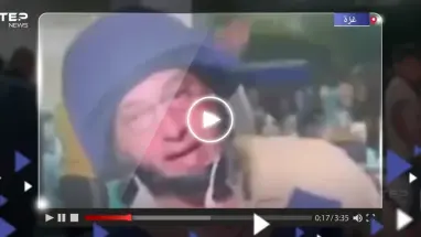 بعد مقتل زميله.. صحافي فلسطيني يخلع خوذته ودرعه على الهواء ويُبكي المذيعة بما قاله