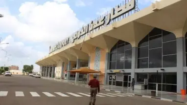 شاهد|| الرياح القوية تحطم واجهة مطار عدن الدولي وأنباء عن وقوع إصابات