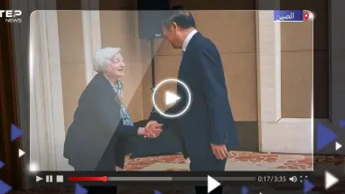بالفيديو|| بحركة "غير لائقة" أمام مسؤول صيني.. وزيرة الخزانة الأمريكية تثير الغضب