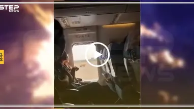 شاهد ما حدث لامرأة حاولت فتح مخرج طوارئ الطائرة أثناء قلاعها (فيديو)