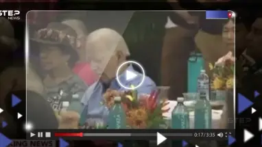 بالفيديو|| بايدن يغفو بين الحاضرين أثناء لقائه ضحايا حرائق هاواي