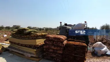 اضطرار بعض العوائل النازحة لبيع ممتلكاتهم الشخصية لتأمين معيشة أطفالهم شمال حلب