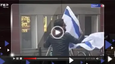 حاملاً العلم الإسرائيلي.. المتطرف العراقي سلوان موميكا يهين نسخة من القرآن الكريم
