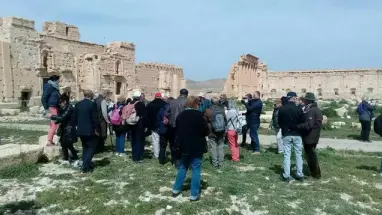 وفد سياحي أجنبي يصل مدينة تدمر بعد سنوات من الانقطاع
