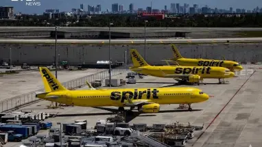 طائرات شركة سبيريت إيرلاينز (Spirit Airlines) الصفراء متوقفة في المطار بعد قرار إيقاف الرحلات.