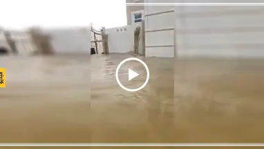 شاهد بالفيديو| أمطار غزيرة وسيول تجتاح شوارع الإمارات العربية المتحدة
