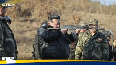 حاملاً بندقية.. زعيم كوريا الشمالية يأمر جيشه بتشديد الاستعدادات للحرب (صور)