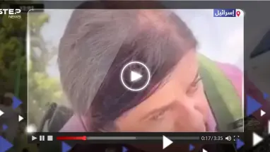 منبطحة أرضاً.. مراسلة غربية فبركت هجوم لـ "القسام" ودراجة فضحتها (فيديو)