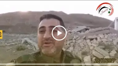 شاهد بالفيديو .. بعد اعتقاله وتعذيبه إعلامي الأسد "رئيف سلامة" على جبهات حماة