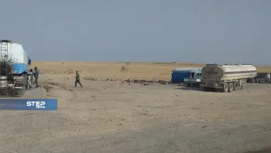 شاهد بالصور: قسد توقف صهاريج نقل المحروقات بريف الرقة وتمنع أصحابها من العمل، والسبب!!