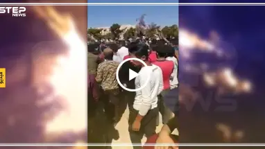 شاهد كيف يعتدي عناصر "الجولاني" على المتظاهرين في معبر باب الهوى (فيديو)
