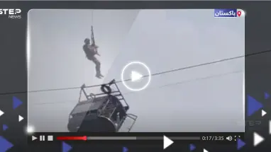 مشهد يحبس الأنفاس.. لحظة إنقاذ أطفال عالقون داخل تلفريك في باكستان