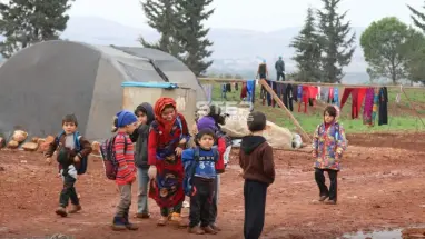 مدرّس يروي لستيب كيفية إنقاذه لأطفال بمخيم غربي حلب من الأميَّة