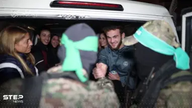 بابتسامات وقبلات.. هكذا ودّعت كتائب القسام الدفعة السادسة من الأسرى الإسرائيليين (فيديو)