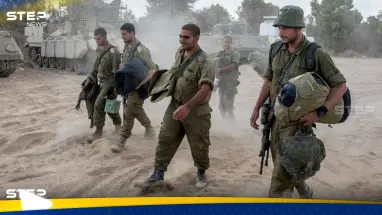 جنود إسرائيليون يسحبون سيارة "جيب" دُمرت في معارك غزة.. شاهد ماذا وجدوا فيها